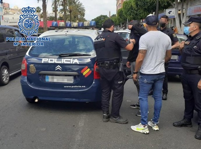 Agentes de la Policía Nacional en el momento de la detención de los jóvenes en la calle Tomás Morales de Las Palmas de Gran Canaria