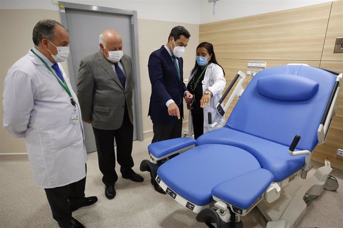 El presidente de la Junta de Andalucía, Juanma Moreno, visita las nuevas instalaciones del Hospital Materno Infantil Virgen de las Nieves en Granada.