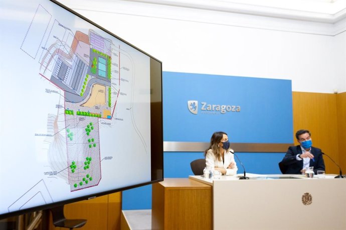 El consejero municipal de Urbanismo, Víctor Serrano, y la consejera municipal de Hacienda del Ayuntamiento de Zaragoza, María Navarro