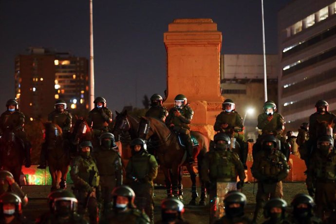 Archivo - Dispositivo policial en la plaza Baquedano de Santiago de Chile durante las protestas sociales.
