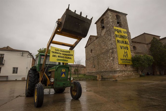 22/04/2021. Castejón del Campo, España.    Greenpeace despliega una pancarta gigante en el campanario de la iglesia de Castejón del Campo (Soria) con el mensaje "Por un mundo rural vivo".