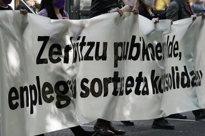 Un grupo de personas participa con una pancarta durante una manifestación de trabajadores de los servicios públicos vascos, a 22 de abril de 2021, en Bilbao