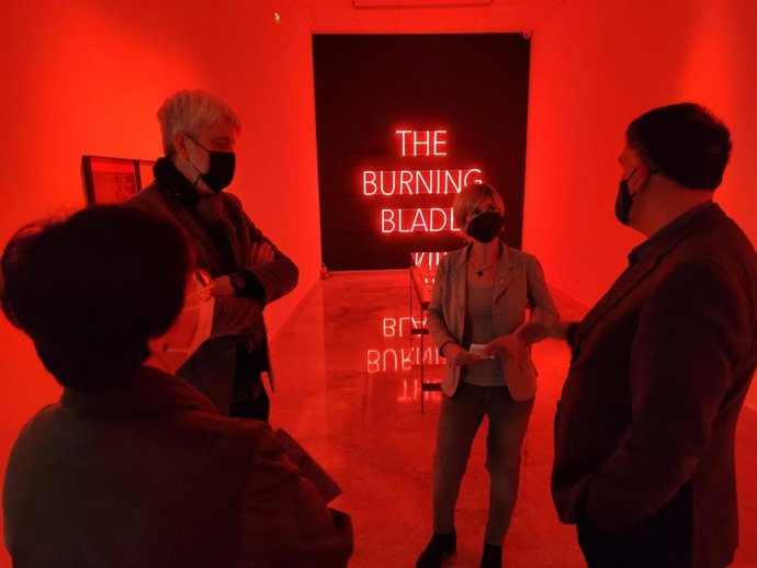 La presidenta de la Diputación, Noemi Llauradó, junto al diputado de Cultura de la Diputación de Tarragona, Joan Josep Garcia, y el director del Museu d'Art Modern de la Diputación de Tarragona, Manel Margalef, junto a una nueva instalación del centro