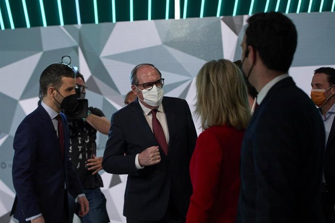 El candidato del PSOE a la Presidencia de la Comunidad de Madrid, Ángel Gabilondo (c), minutos antes del comienzo del primer debate electoral previo a los comicios a la Asamblea de Madrid, en Telemadrid, a 21 de abril de 2021, en Madrid (España). Este e
