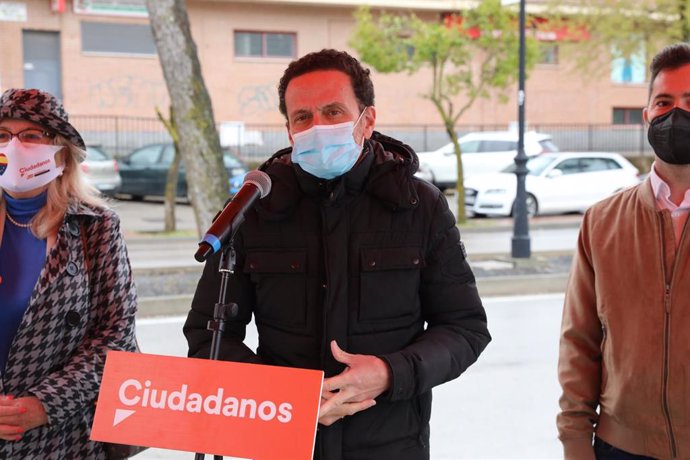 El candidato de Ciudadanos (Cs) a la presidencia de la Comunidad de Madrid, Edmundo Bal, ofrece declaraciones a los medios durante su visita a Nuevo Baztán.