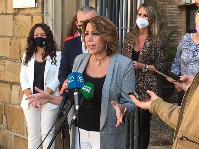 La secretaria general del PSOE-A, Susana Díaz, atiende a los medios durante su visita a Mengíbar