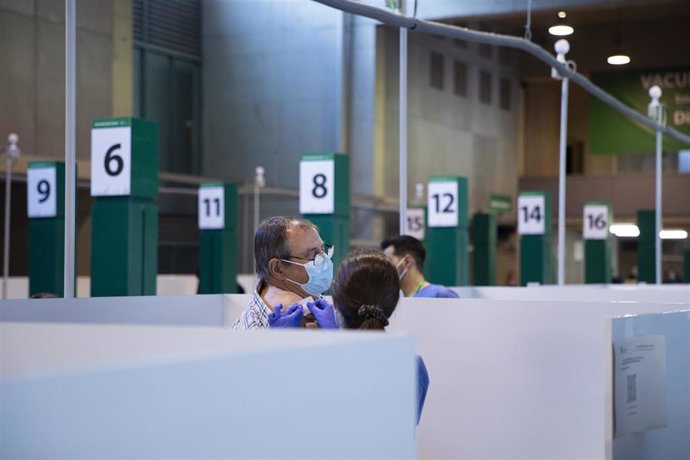 Un hombre tras recibir la vacuna en la primera jornada de vacunación ante la Covid-19 en el Estadio de La Cartuja de Sevilla, (Andalucía, España), a 22 de abril de 2021.