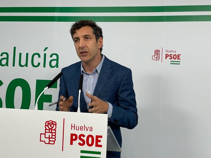 El senador por el PSOE de Huelva Jesús González, en rueda de prensa.