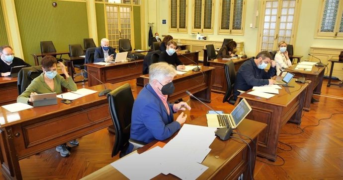 Comisión de Turismo y Trabajo en el Parlament.