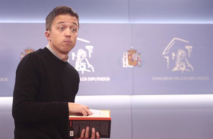 El líder de Más País, Íñigo Errejón, tras intervenir en una rueda de prensa en el Congreso
