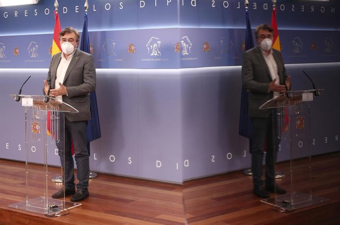 Archivo - El presidente de Teruel Existe, Tomás Guitarte, ofrece una rueda de prensa tras la reunión conjunta de los partidos que conforman el Grupo Mixto con la vicepresidenta primera del Gobierno y ministra de la Presidencias y de Relaciones con las C