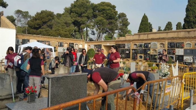 Archivo - Apertura fosas cementerio Paterna