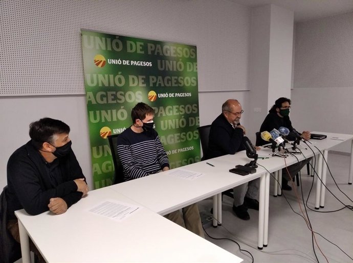 Los miembros de Unió de Pagesos Joan Caball, Bernat Ramon, Jaume Pedrós y Josep Sellart.