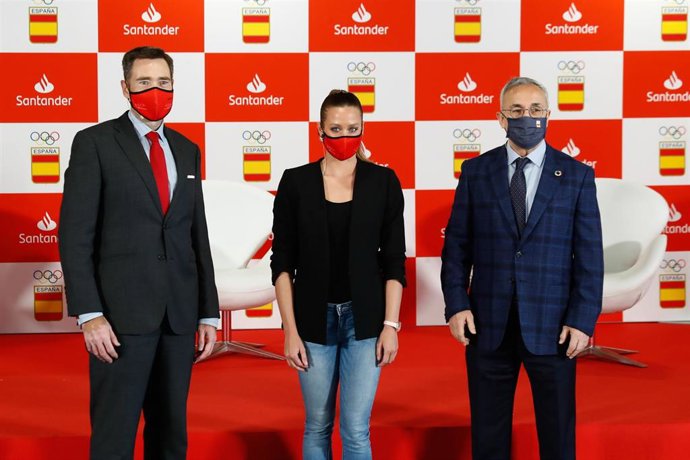 Felipe Martín, Mireia Belmonte y Alejandro Blanco durante la presentación del acuerdo de colaboración en apoyo de la sostenibilidad entre el Banco Santander y el COE