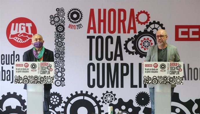 El secretario general de UGT, Pepe Álvarez (i) y el secretario general de CCOO, Unai Sordo (d) intervienen durante la presentación de los actos de conmemoración del Primero de Mayo, a 22 de abril de 2021, en Madrid (España). La celebración del Primero d