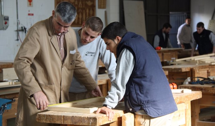 Archivo - Alumnos andaluces de FP Dual formándose en una empresa especializada en madera