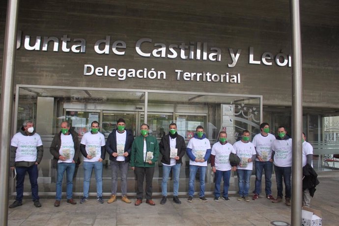 Miembros de Asaja entregan en la delegación de la Junta en Soria el libro 'La desconexión urbana'.