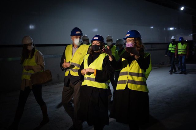 La alcaldesa de Barcelona, Ada Colau, y la teniente de alcalde Janet Sanz visitan las obras del túnel vial de la plaza de las Glòries, con un 85% ejecutado.