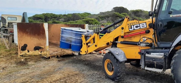 Retirada de los bidones con los restos de hidrocarburo retirados de la playa.