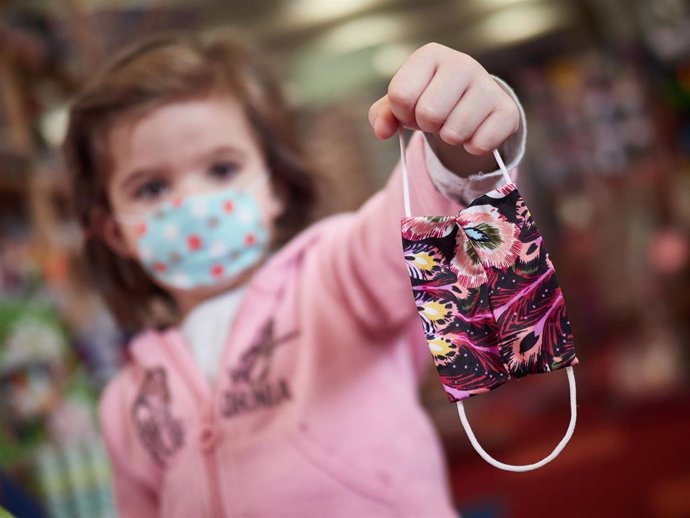 Archivo - Una niña muestra una mascarilla infantil mientras sale a la calle en el primer día de relajamiento de las medidas de confinamiento marcadas por el Gobierno de España durante el Estado de Alarma ocasionado por la Pandemia Covid-19 .