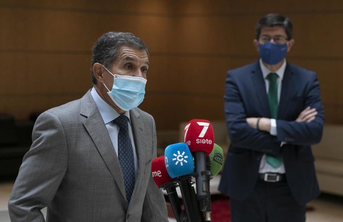 Archivo - Imagen de archivo del presidente del Tribunal Superior de Justicia de Andalucía (TSJA), Lorenzo del Río, atiendendo a los medios de comunicación junto al vicepresidente de la Junta de Andalucía, Juan Marín.