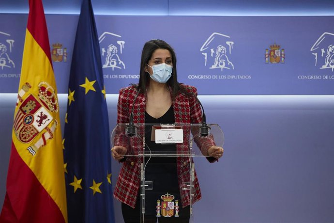 La presidenta de Ciudadanos, Inés Arrimadas, en en una rueda de prensa en el Congreso de los Diputados.