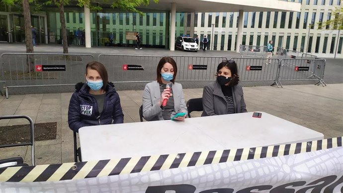 La activista de Unitat Contra el Feixisme i el Racisme (UCFR) y Solidaritat Perifrica Marina Morante; la denunciante, Vicky; y su abogada, Júlia Humet; ante la Ciutat de la Justicia de Barcelona, el 22 de abril de 2021.