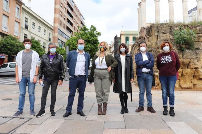 Martina Velarde (3 dcha.), junto a responsables de Podemos en Córdoba.