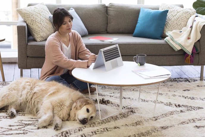 Archivo - Un 74% de los españoles querría implantar en el futuro un formato híbrido de teletrabajo y presencialidad.