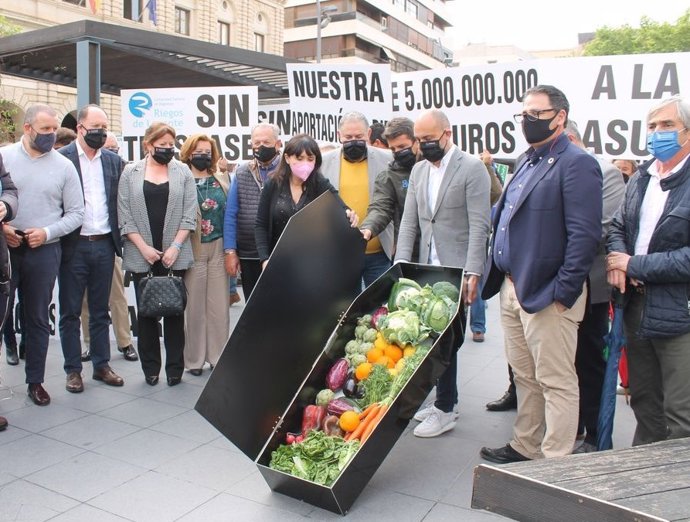 Concentración de agricultores y regantes en Alicante