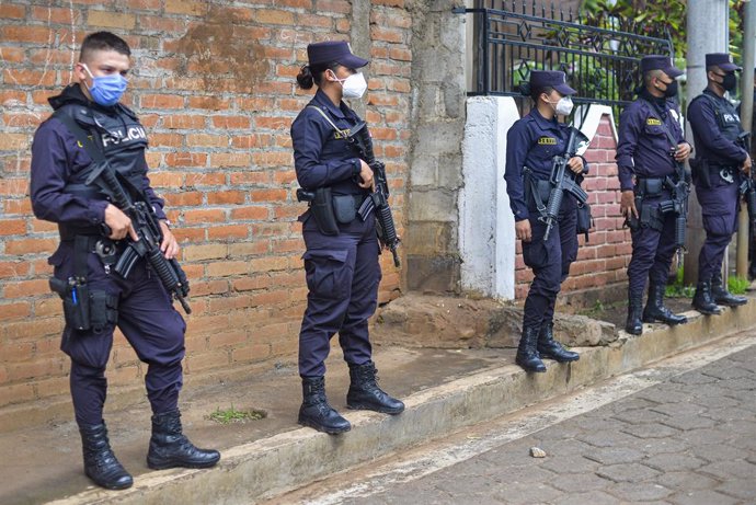 Archivo - Agentes de la Policía Nacional de El Salvador.