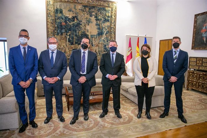 El presidente de Castilla-La Mancha, Emiliano García-Page, celebra un encuentro con representantes de la empresa Aire Networks.