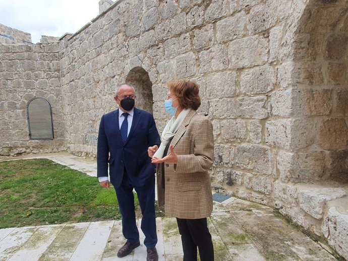 El subdelegado junto con la directora del Archivo, Julia Rodríguez de Diego, durante la visita al espacio museístico.