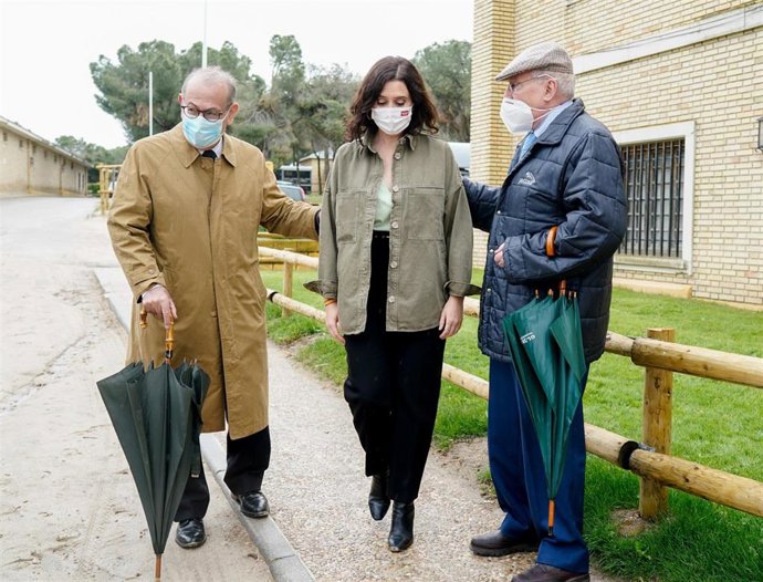 La presidenta de la Comunidad de Madrid y candidata del PP a la reelección, Isabel Díaz Ayuso, ha coincidido este jueves con los exdirigentes socialistas Joaquín Leguina y Nicolás Redondo.