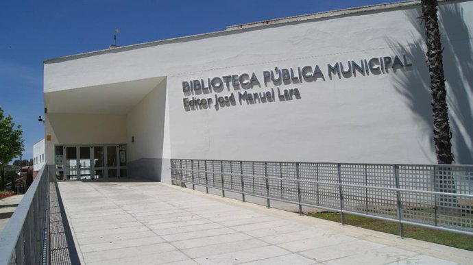 Fachada de la biblioteca municipal de Alcalá de Guadaíra 'Editor José Manuel Lara'.