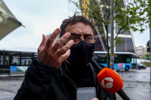 El cofundador de Podemos Juan Carlos Monedero ofrece declaraciones a los medios a su llegada a los Juzgados de Plaza de Castilla por una querella de Vox