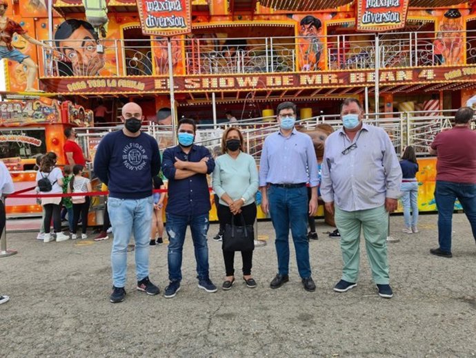 El portavoz municipal de Cs, Álvaro Pimentel, en su reunión con los feriantes