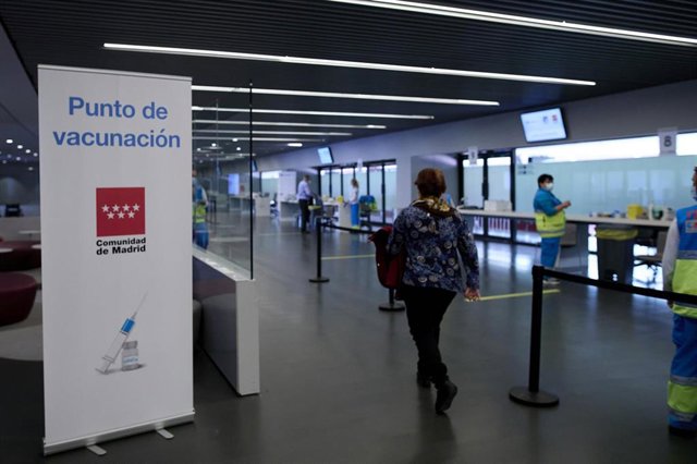 Varias personas en el dispositivo de vacunación puesto en marcha en las instalaciones del Wanda Metropolitano, a 16 de abril de 2021, en Madrid (España). Esto se produce al mismo tiempo de la advertencia realiza por el viceconsejero de Salud Pública y Pla