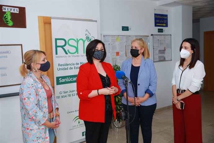 La presidenta del PP de Sevilla, Virginia Pérez; la vicesecretaria de Igualdad y Bienestar Social, María Helena Romero, y la secretaria de Mujer y teniente-alcalde de Sanlúcar la Mayor, Carmen Sáez, en la Residencia de Mayores San Miguel 