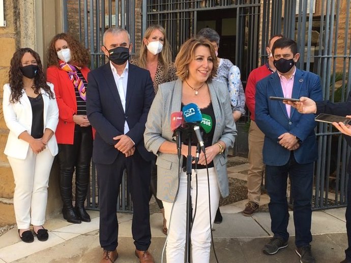 La secretaria general del PSOE-A, Susana Díaz, en su visita a Mengíbar