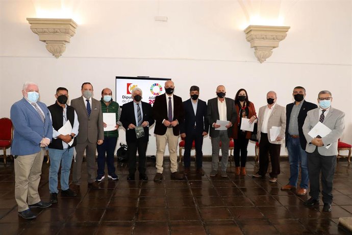 El presidente de la Diputación de Córdoba, Antonio Ruiz (centro), junto al delegado de Participación Ciudadana y representantes de los colectivos beneficiarios.