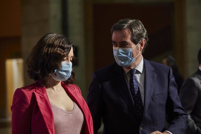 Archivo - El presidente de la CEOE, Antonio Garamendi, y la presidenta de la CAM, Isabel Díaz Ayuso, en una imagen de archivo