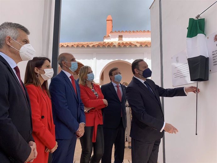 El ministro de Transportes, José Luis Ábalos, inaugura la Biblioteca y el Archivo Municipal de Zafra