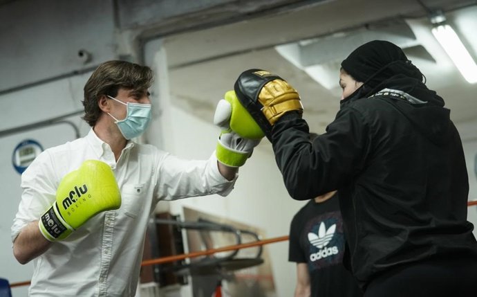 El vicesecretario de Comunicación del PP. Pablo Montesinos, visita una escuela de boxeo en La Latina junto al exdirigente de Ciudadanos, Toni Cantó. En Madrid, a 22 de abril de 2021.