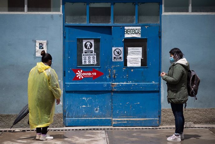 Archivo - Personas esperan en la entrada de un centro sanitario en La Paz, Bolivia, durante la pandemia de COVID-19. 