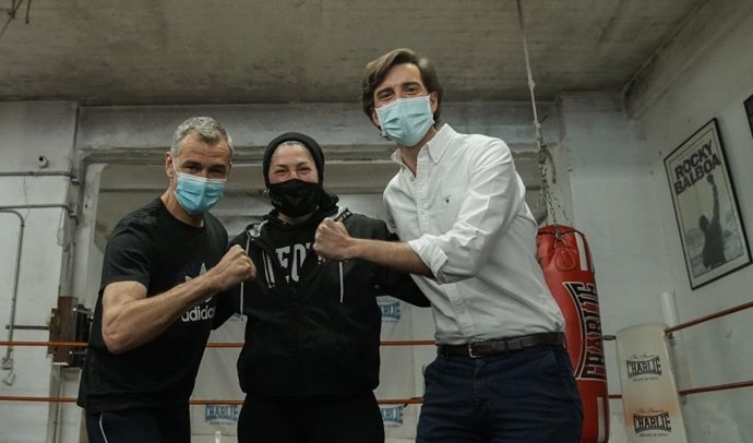 El vicesecretario de Comunicación del PP, Pablo Montesinos, y el exdirigente del PP Toni Cantó visitan una escuela de boxeo en el barrio de La Latina. En Madrid, a 22 de abril de 2021.