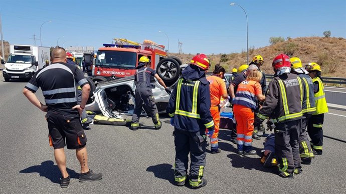 Archivo - Efectivos de Bomberos de Málaga en una intervención