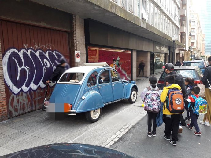 Vehículo circulando por la acera en una calle de Bilbao