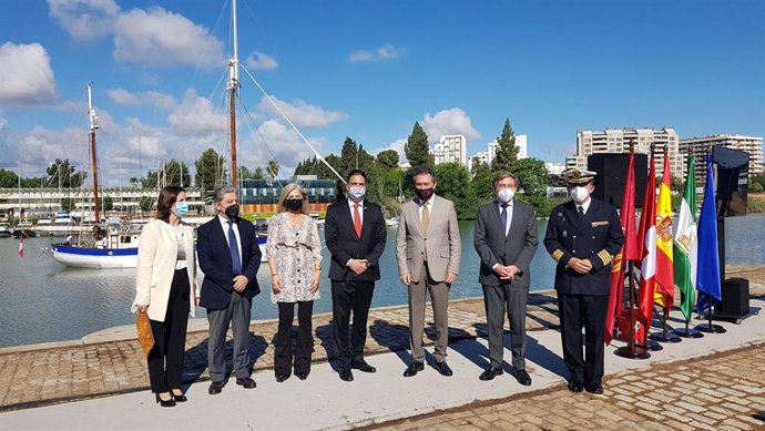 Ceremonia oficial previa a la partida del velero Fleur de Passion, en el Muelle de las Delicias