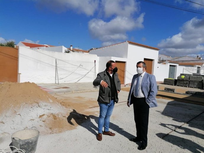 El delegado de Regeneración, Justicia y Administración Local en Huelva, Alfredo Martín, en San Silvestre de Guzmán.